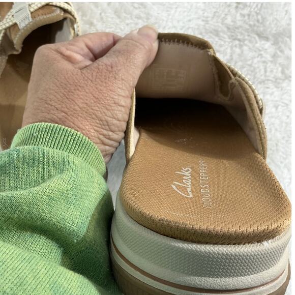 Clarks Cloudsteppers Suede Beige Mule Slip On Size 6 Womens Excellent - Picture 6 of 7